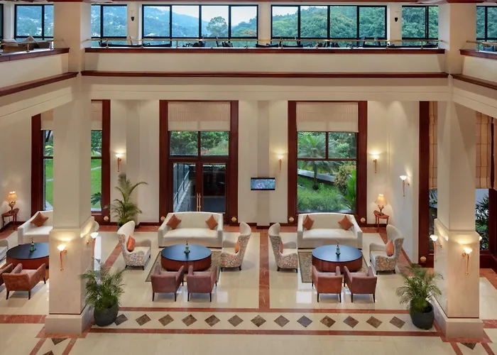 Earl'S Regency Hotel