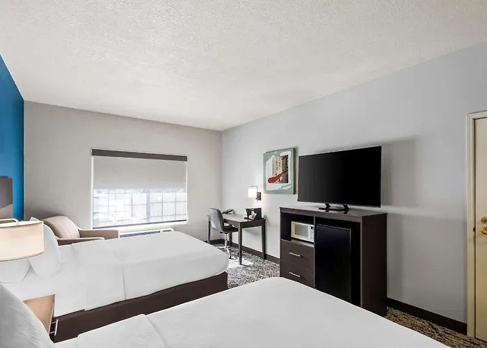 Fort Wayne Hotels for Romantic Getaway