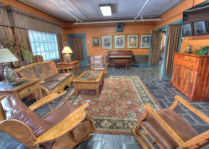 Gatlinburg Hotels for Romantic Getaway